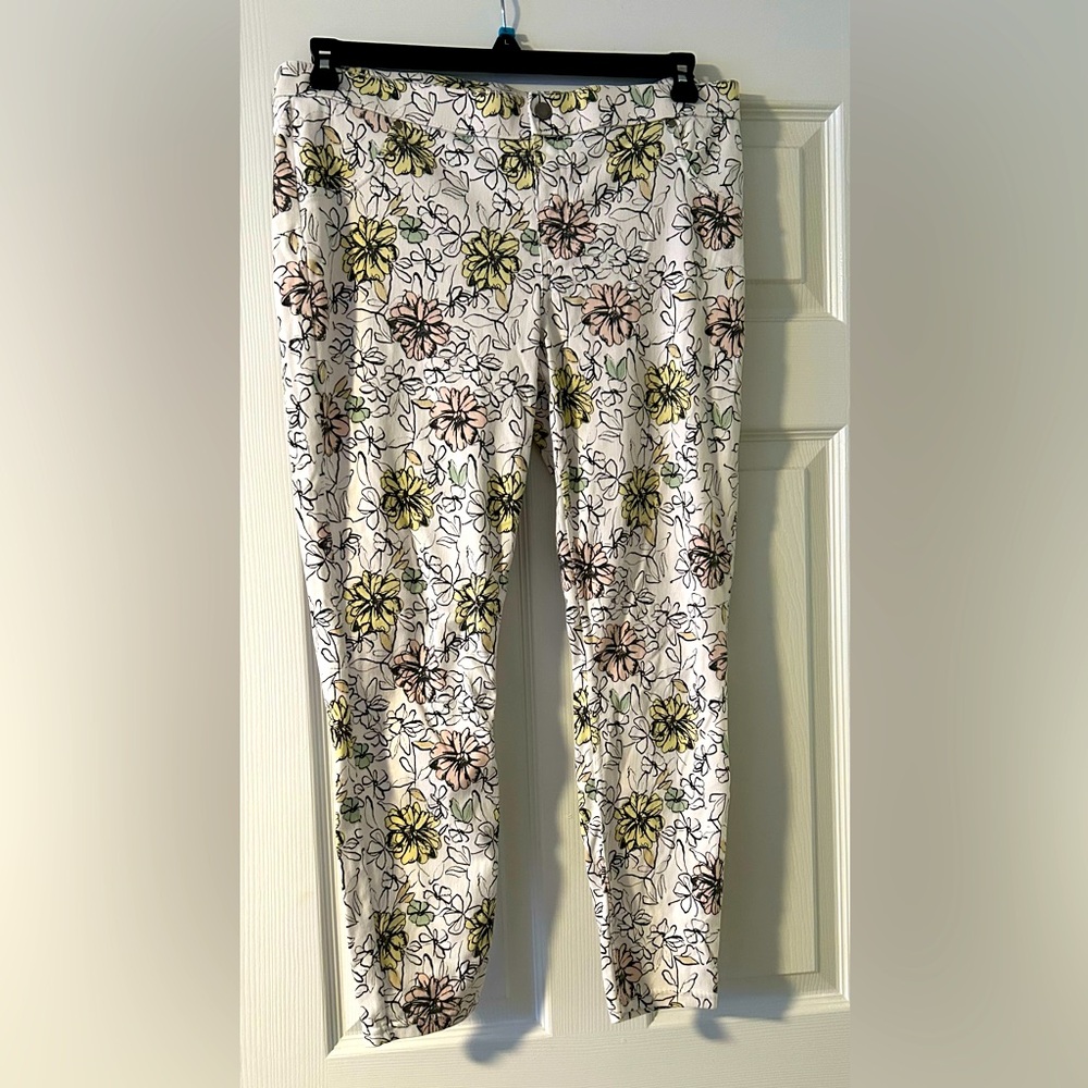 Hue White Flowered Denim Capris